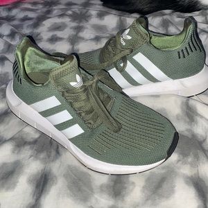 Women's Adidas Tennis Shoes! Size 8